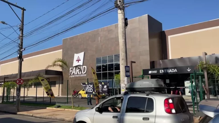 Fachada da unidade dos Supermercados Farid em Mariana