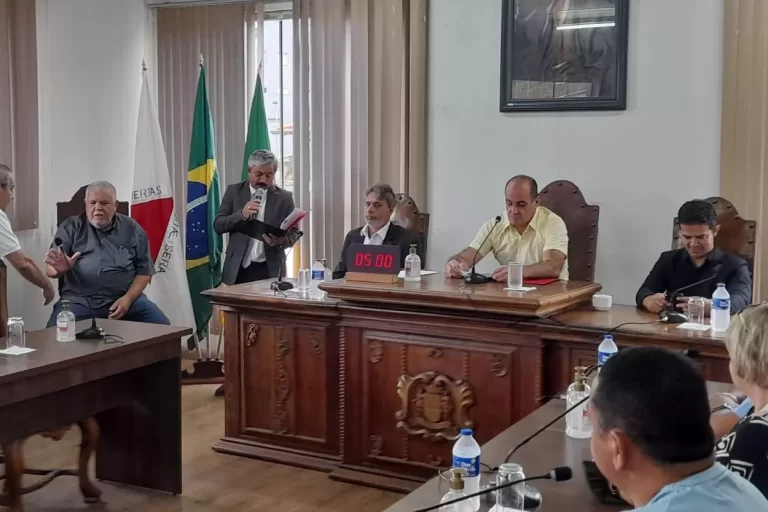 Mesa diretora da Câmara de mariana, presidindo sessão solene nessa segunda-feira, 2 de janeiro