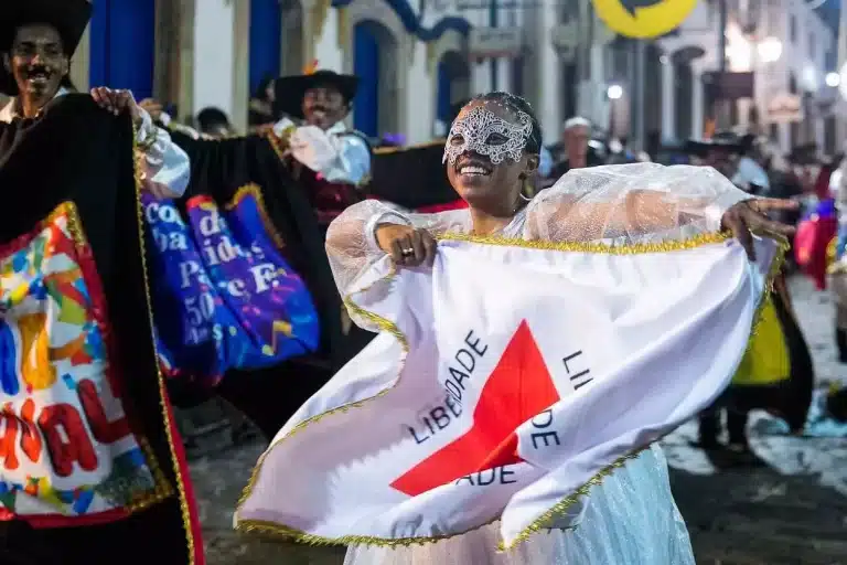 Foliã mascarada, carregando a bandeira de Minas Gerais, vai voltar a desfilar no Carnaval de 2023