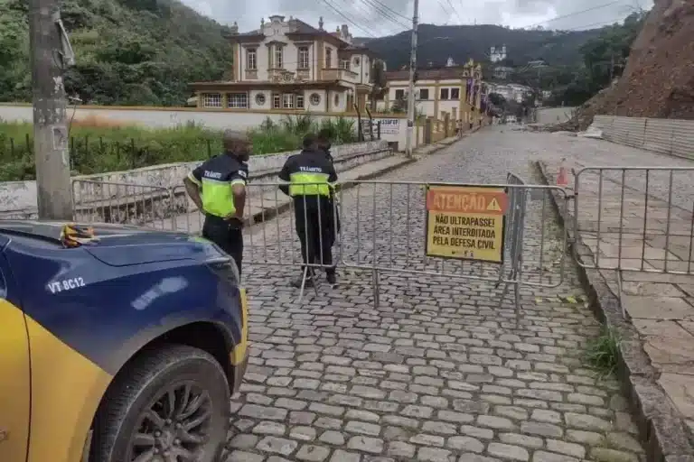 Agentes de trânsito de Ouro Preto observam a área do Morro da Forca, interditado novamente, um ano depois do desmoronamento