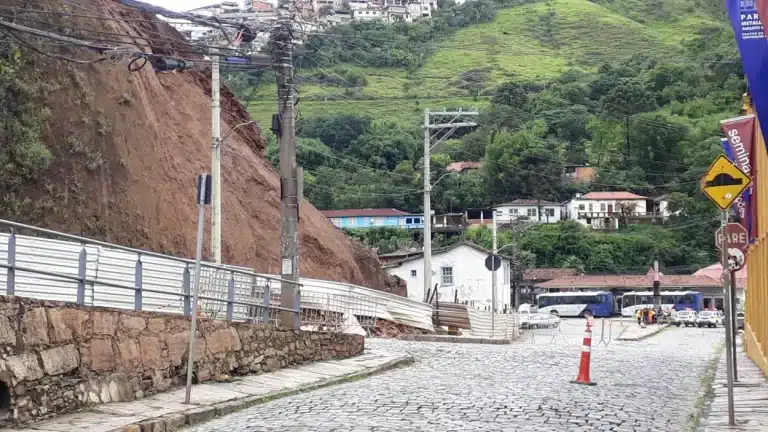 Aspecto do Morro da Forca, em Ouro Preto, com deslizamento de terra já atingindo a proteção metálica colocada pelas forças de segurança