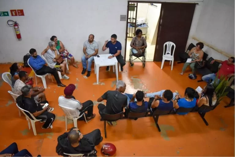 Representantes dos Conselhos Comunitários de Esportes de diversos bairros e distritos em reunião com integrantes da equipe da Secretaria de Esportes