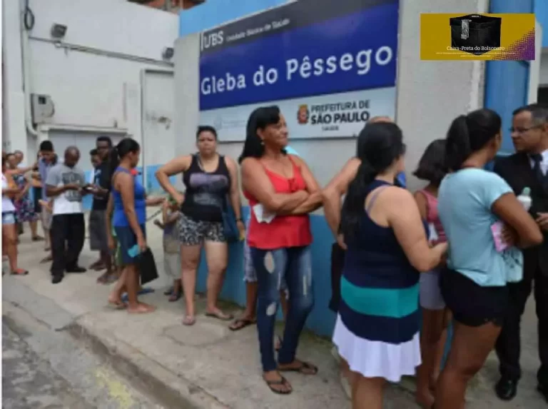 Mulheres na fila para atendimento pelo SUS, valorizado pelos entrevistados na pesquisa paga pelo governo Bolsonaro