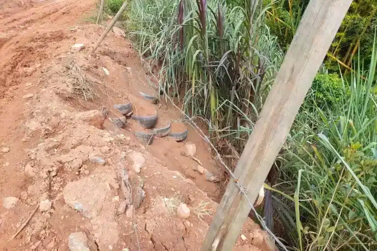 Pneus, pedras e terra foram os materiais utilizados no mutirão pelos moradores para consertar a estrada