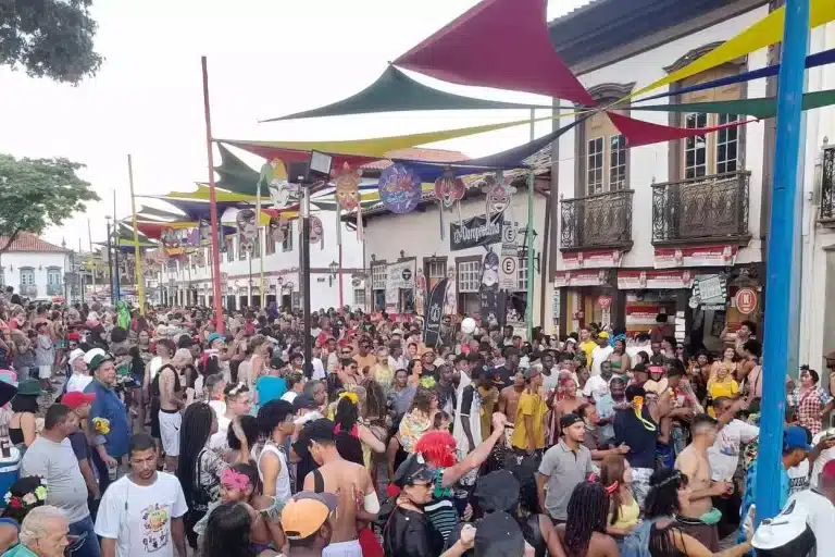 Tradicional desfile da Banda dos Farrapos na Praça Gomes Freire (Jardim)