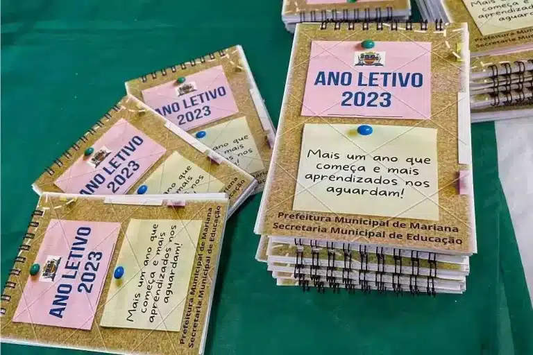 Bloquinhos e canetas distribuídos aos participantes do evento de abertura do ano letivo