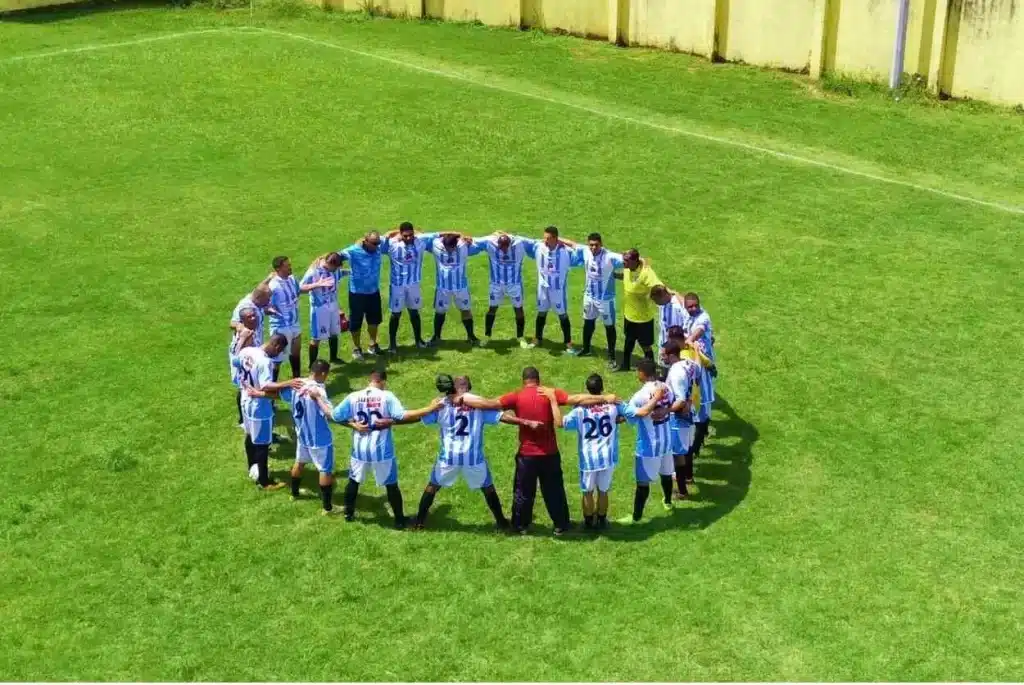 Oração de atletas antes dos jogos da Copa de Veteranos de Ouro Preto