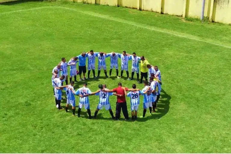 Oração de atletas antes dos jogos da Copa de Veteranos de Ouro Preto