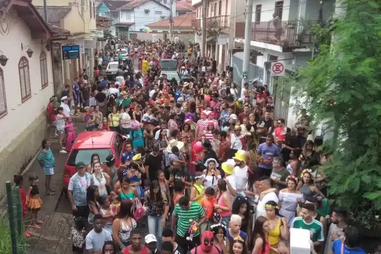 Mantendo a tradição, a concentração da Banda dos Farrapos, no Carnaval 2023, continua a acontecer na Rua Wenceslau Braz