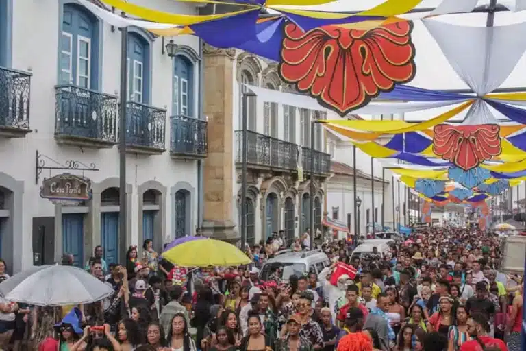 Decoração carnavalesca na Rua Frei Durão, em 2020.