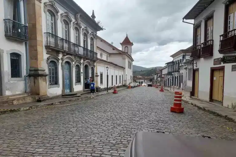 Sinalização de trânsito impedido na Rua Frei Durão, para instalação da ornamentação do Carnaval 2023