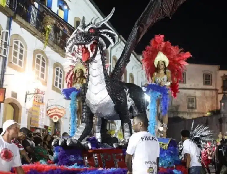 Carro alegórico da Unidos do Padra Faria, campeã do Carnaval Imperial 2023