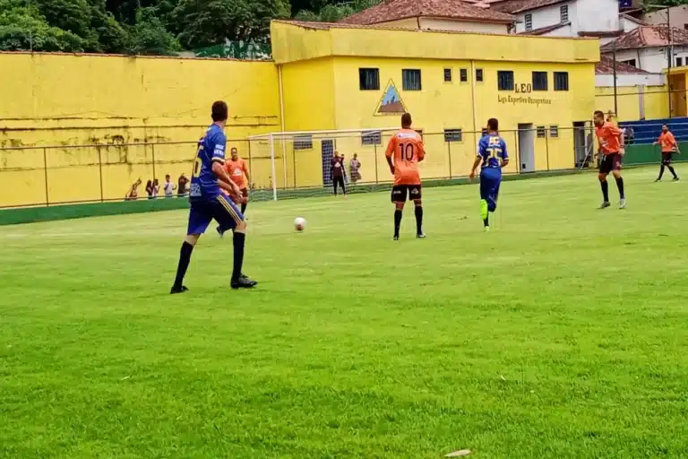 Jogadores disputam partida da Copa de Veteranos de Ouro Preto