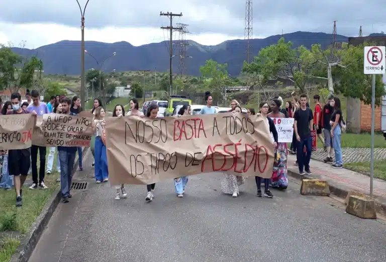 Alunas se unem para incentivar denúncias de casos de assédio dentro da universidade