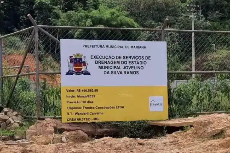 Placa instalada no campo de Cachoeira do Brumado indica o prazo de 90 dias para conclusão das obras