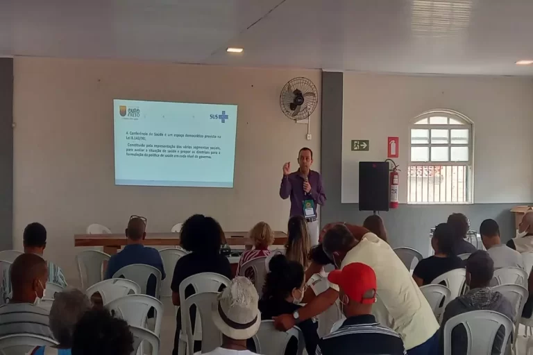 Secretário de Saúde, Leandro Moreira, explicando as diretrizes da conferência municipal aos participantes