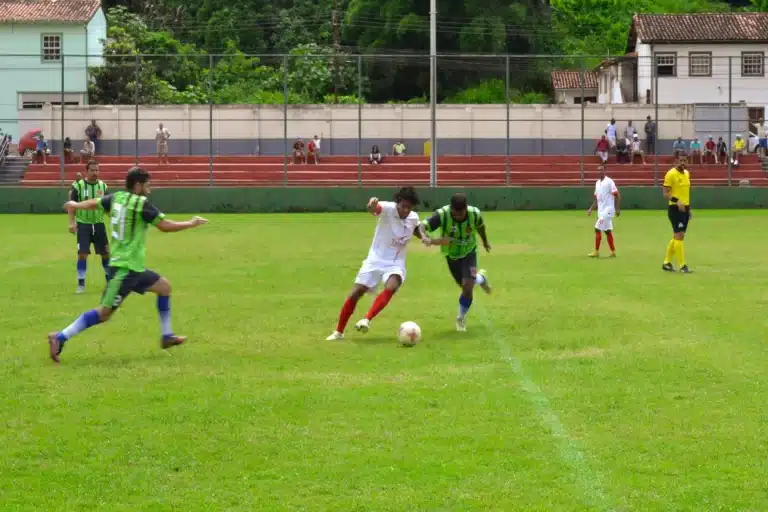 Jogadores traam disputa pela bolaem partida que fefiniu a classificação para a fase semifinal da Copa Leo de Veteranos