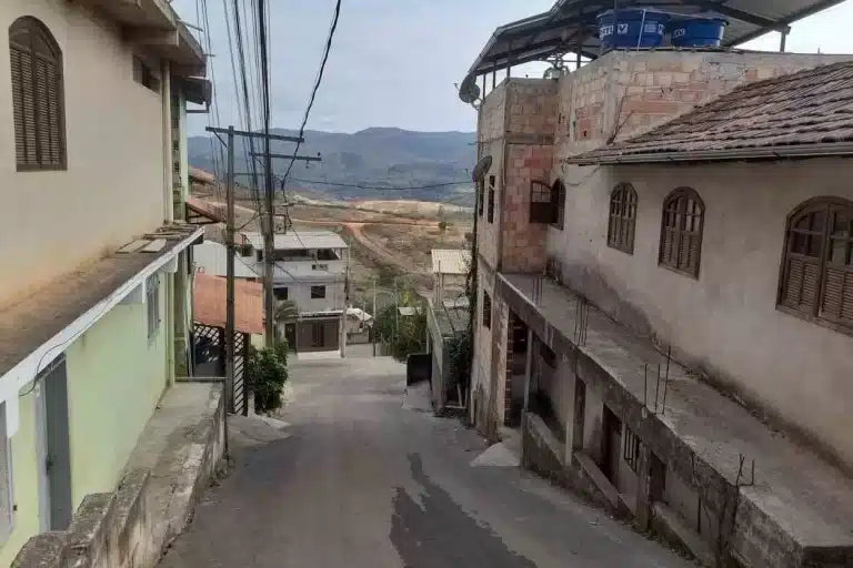 Rua íngreme, no bairro Rosário, dificulta o abastecimento de água por caminhões-pipa