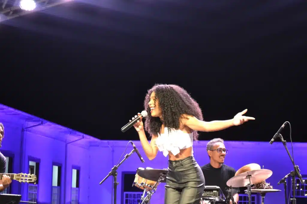 Cantora Laís Lacôrte se apresentando no Festival Conexão, realizado no Museu Boulieu