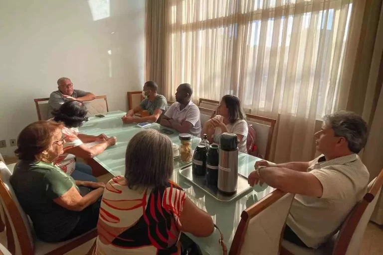 Representantes da Federação das Associações de Moradores de Mariana, em torno de uma mesa, conversam com o prefeito interino, Edson Agostinho