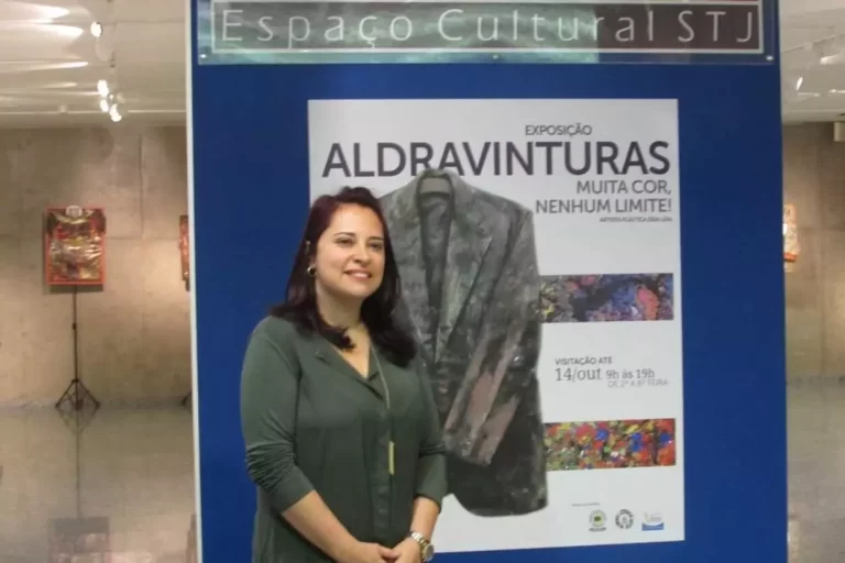 Uma das criadoras da Arte Aldravista, Andreia Donadon no lançamento da Arte Aldravista na exposição ALDRAVINTURAS, no Espaço Cultural do Superior Tribunal de Justiça