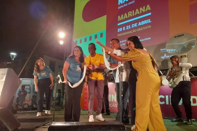 Fita simbólica da abertura do Cinema na Cidade foi cortada pelo Secretário de Cultura de Mariana e representantes do Instituto Cultural Vale