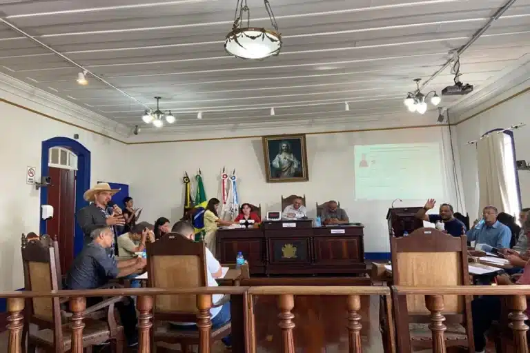 Reunião da Câmara de Ouro Preto, na qual vereadores pediram esclarecimentos sobre as obras no Morro da Forca e na Curva do Vento