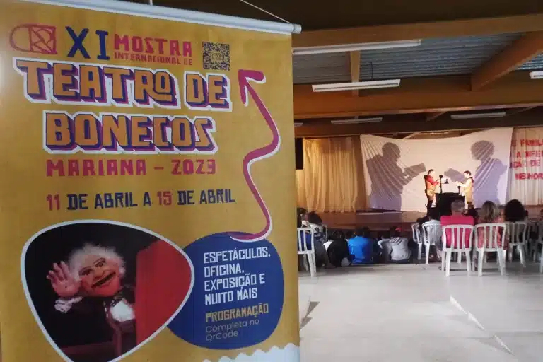 Primeiro espetáculo da Mostra Internacional de Teatro de Bonecos aconteceu na Escola Municipal Cônego Paulo Diláscio, no bairro Morro Santana