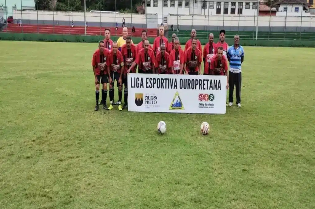 Jogadores com uniforme em vermelho e preto, participantes do Campeonato Cinquentão de Ouro Preto