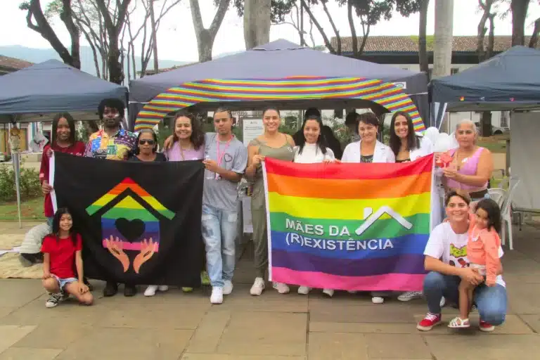 Integrantes do coletivo “Mães da (R)existência” e do Movimento LGBTQIA+, com bandeiras