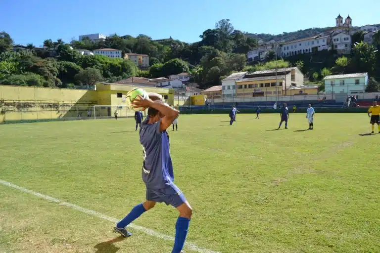 Jogador do Aluminas executa arremesso lateral durante partida contra o Trovão Azul