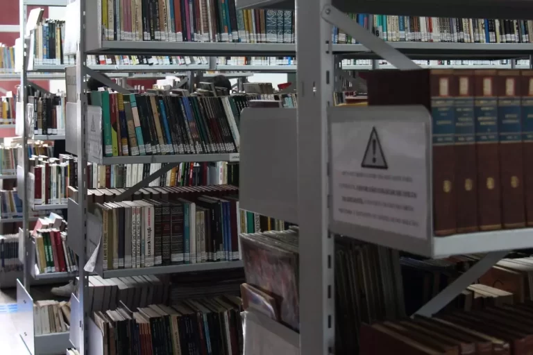 Biblioteca tem graves problemas estruturais que apresentam risco para seu acervo