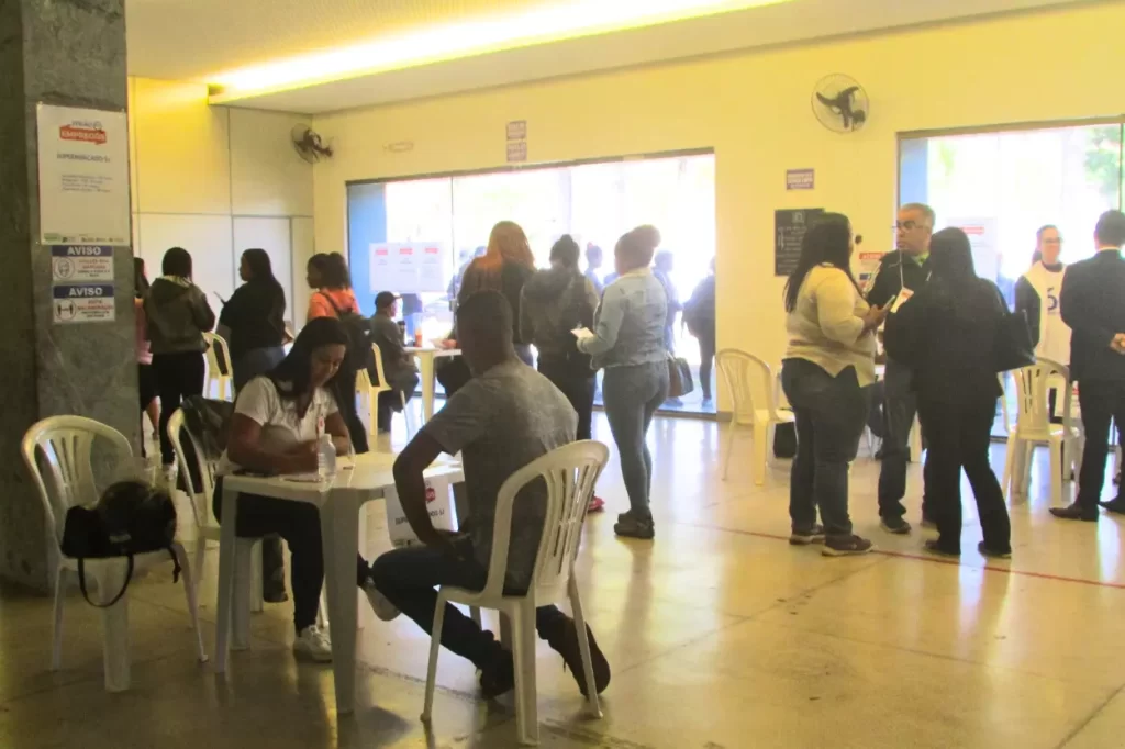 Mesas foram dispostas no saguão do Centro de Convenções para atendimento das empresas aos candidatos às vagas ofertadas no Feirão de Emprego