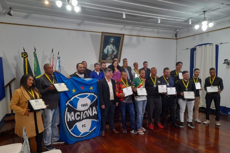 Registro oficial do evento de entrega da Comenda do Mérito Desportivo, com homenageados e vereadores de Ouro Preto