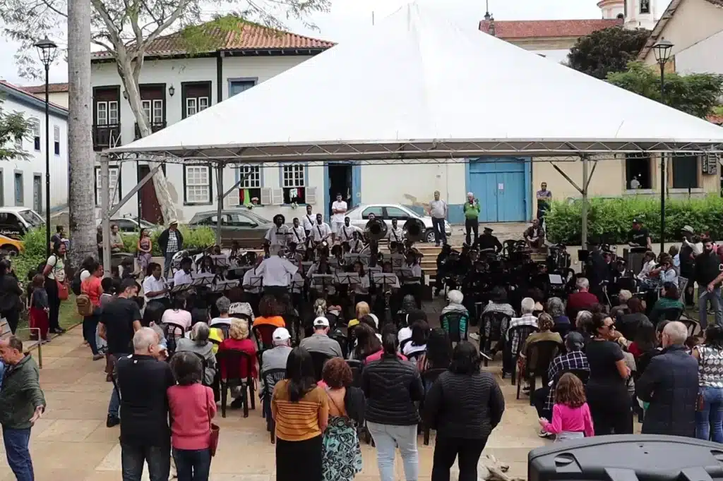 Apresentação de duas corporações musicais atraiu um bom público ao Jardim na retomada do projeto Banda na Praça