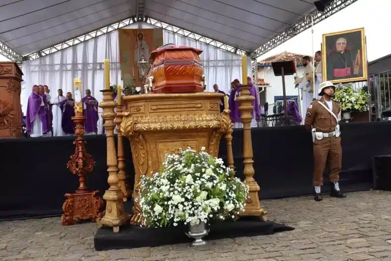 Caixão de Dom Geraldo Lyrio ficou exposto diante do altar, na Praça da Sé, durante a realização da Missa Exequial, conduzida pelo Arcebispo de Mariana