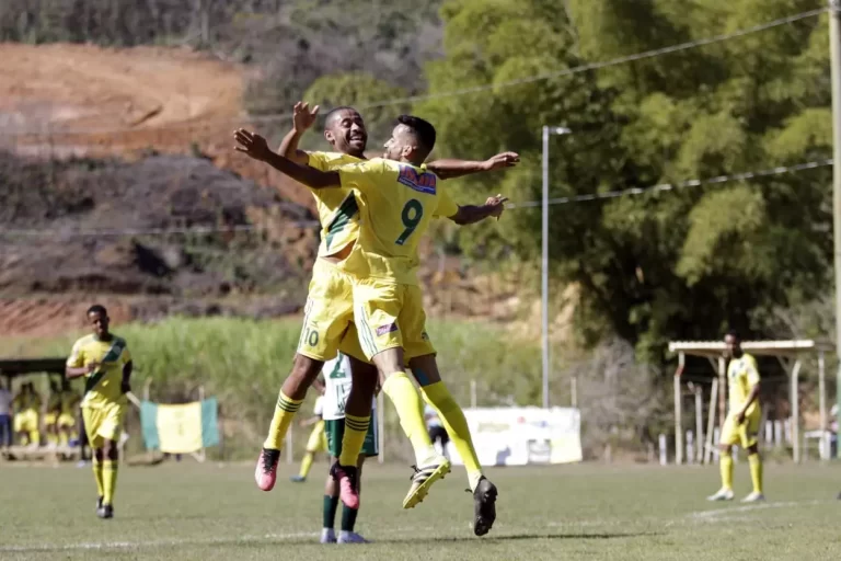 Jogadores do Oito de Dezembro comemoram gol no jogo de abertura do Campeonato de Mariana