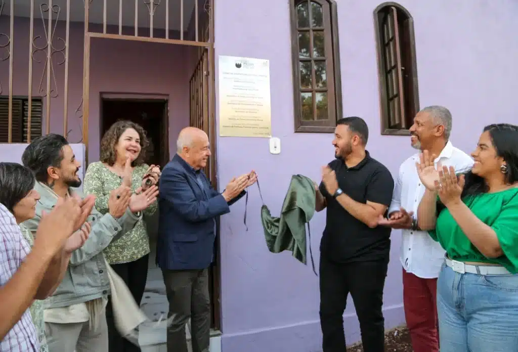 Prefeito de Ouro Preto e outras autoridades descerram a placa de inauguração da Casa da Juventude