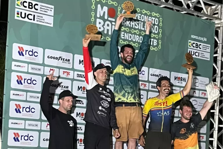 Pódio da categoria Master A do Campeonato Brasileiro de Enduro, com Victor Milagres em 1º lugar e Weber Gomes em 3º