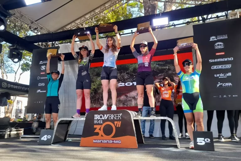 Em impressionantes recuperações na etapa de domingo (17), Aline Mariga (centro) e Liége Valter, alcançaram os dois primeiros lugares da classificação geral do Iron Biker 2023