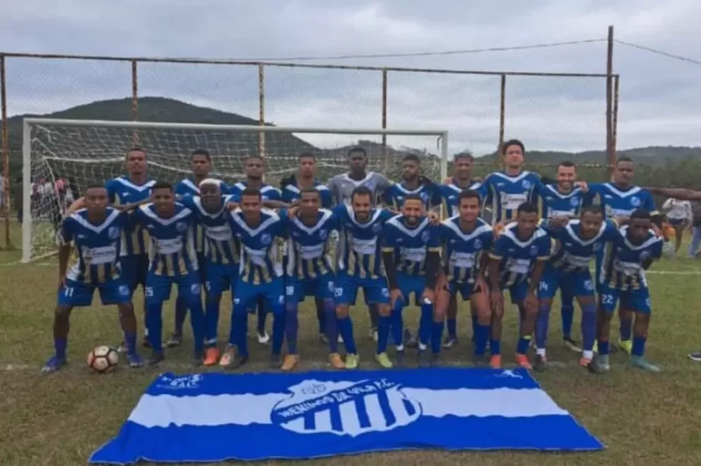 O time do Meninos da Vila perfilado antes do jogo contra o Engenho