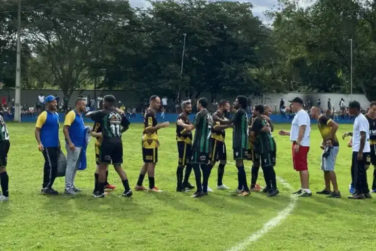 Antes da partida de ida da final do Campeonato de Mariana, jogadores de Águia de Ouro e Sete de Outubro se cumprimentaram em clima de respeito e camaradagem