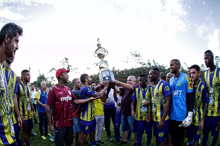 Pela segunda vez consecutiva, o capitão Lucas Rodrigues ergue a taça para o Águia de Ouro