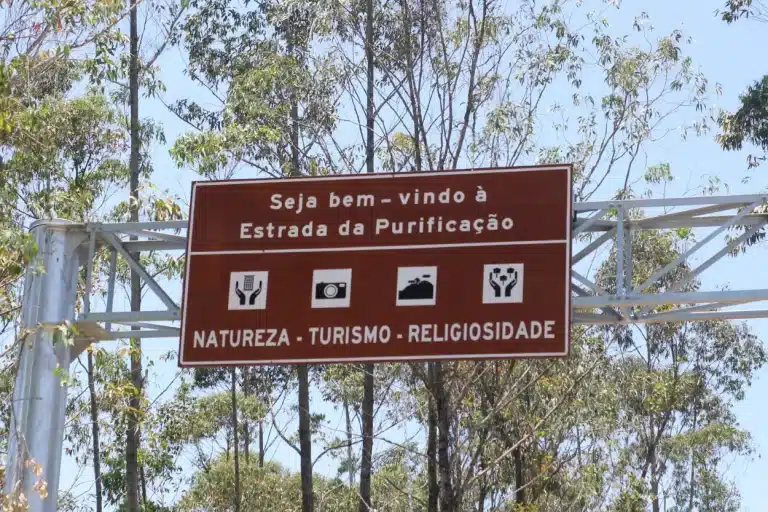 Placa de sinalização instalada na "nova" estrada da Purificação, ligando Antônio Pereira a Ouro Preto