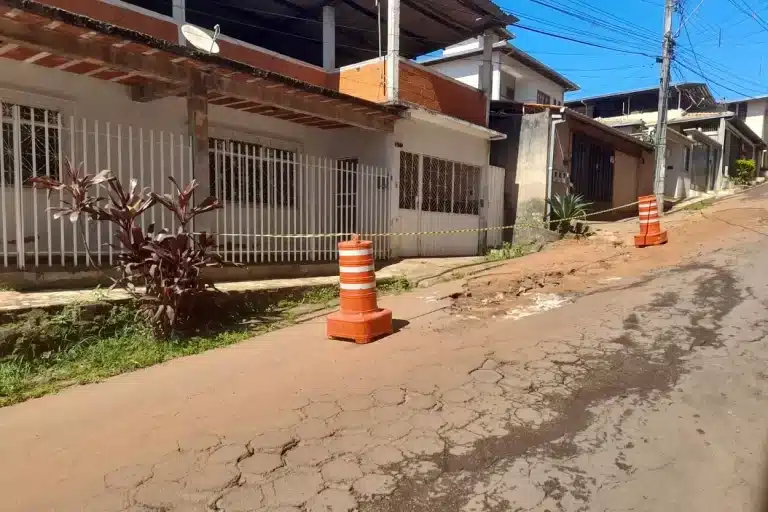 Novo problema no pavimento da Rua João Batista apareceu poucos metros abaixo do local onde surgiu um grande buraco em janeiro