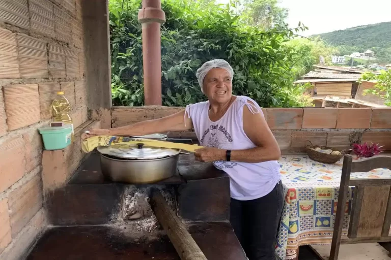 Dona Carminha recebe muitas visitas em sua cozinha para experimentar pratos feitos com plantas alimentícias não convencionais, como ora pro nobis e umbigo de banana