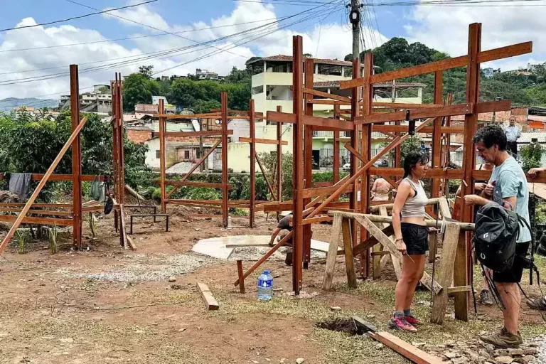 Entre estudantes e professores do curso de Arquitetura e Urbanismo da PUCV, 25 pessoas integraram a comitiva chilena, encarregada da construção do Espaço Comunitário da Prainha