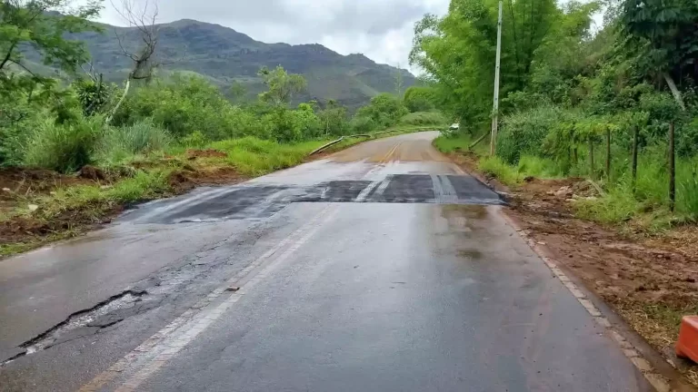 Em um dos pontos mais críticos, foi feita a compactação e reconstituição do capeamento asfáltico da rodovia