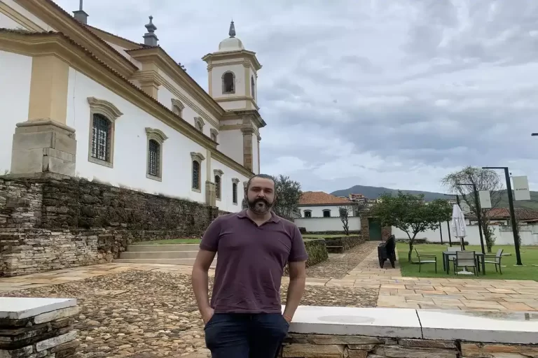 O Secretário de Cultura de Mariana, Gustavo Leite, já foi candidato a vereador em Mariana e está licenciado do cargo de agente administrativo da Prefeitura de Ouro Preto