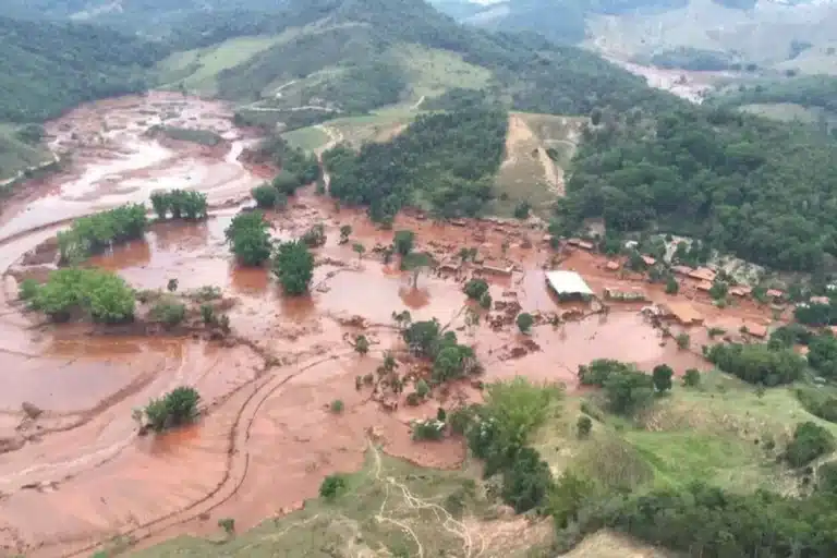 A indenização é decorrente do O rompimento da barragem de Fundão, ocorrido em 5 de novembro de 2015